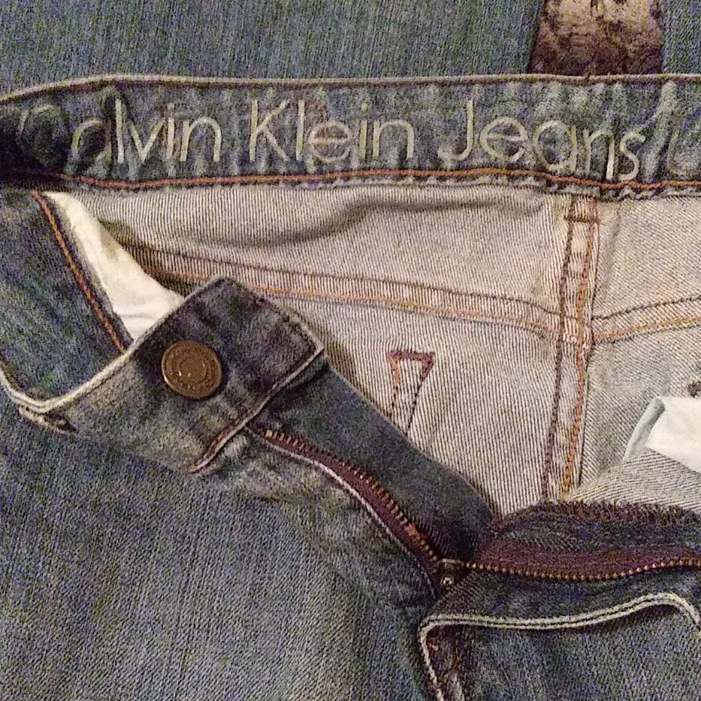 Calvin Klein - Picture 2 of 6